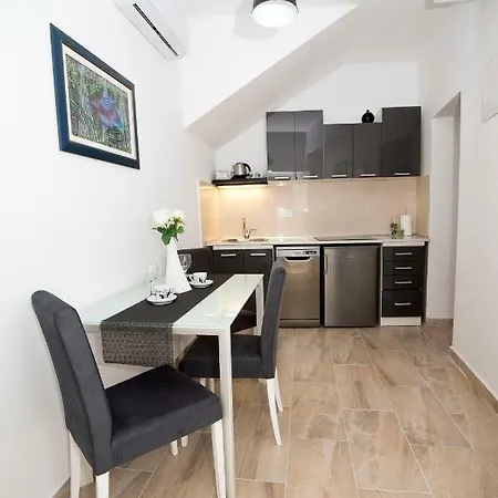 Old Town Apartment *